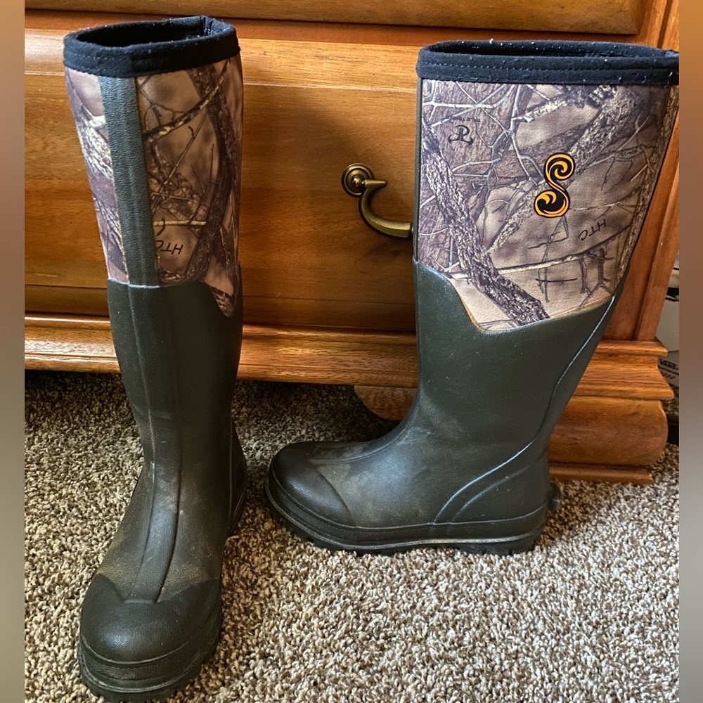 She brand muck boots from BassPro (fits woman’s size 5)